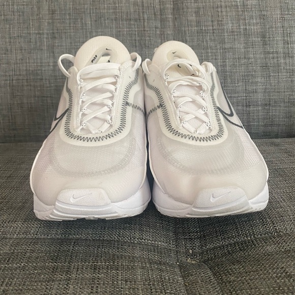 White Nike shoes - Picture 2 of 12